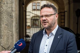 Asi jim hrajeme užitečné idioty, Okamura u schůzky mlčel, říká ředitel rozhlasu - Seznam Zprávy